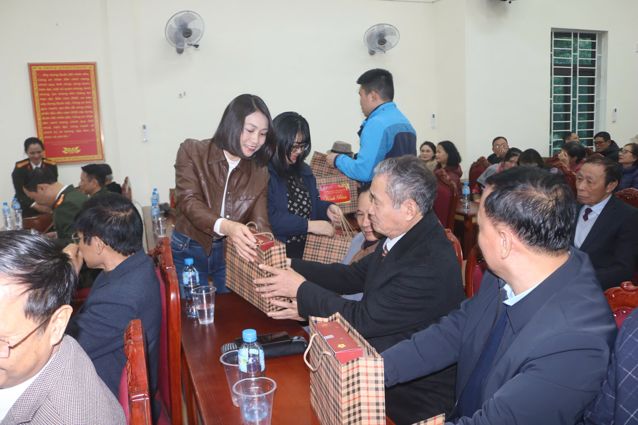 Phòng An ninh chính trị nội bộ gặp mặt, tri ân cán bộ hưu trí qua các thời kỳ